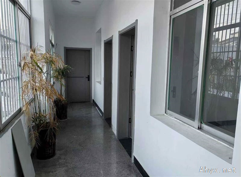 出租:独栋两层12室房屋。交通便利，环境好，大停车场。