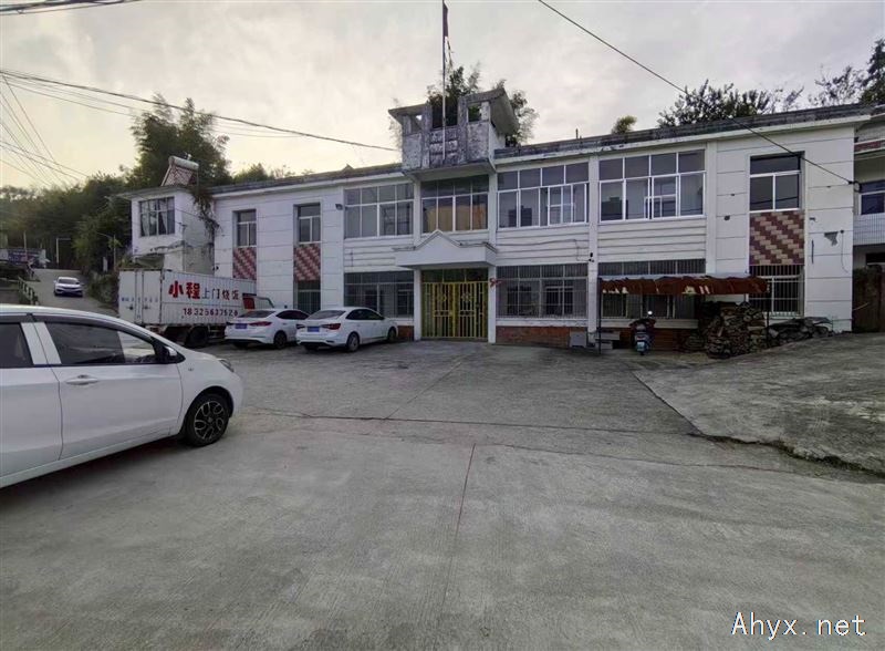 出租:独栋两层12室房屋，门口有停车场。