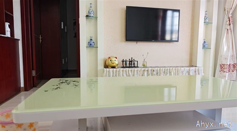 房屋出租出售：位于山货大市场，三室两厅一厨两卫，家具家电齐全。有意者联系13505638686