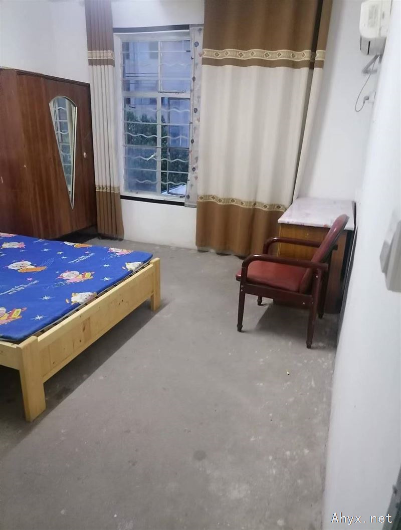 学校附近两室一厅拎包即住，地理位置优